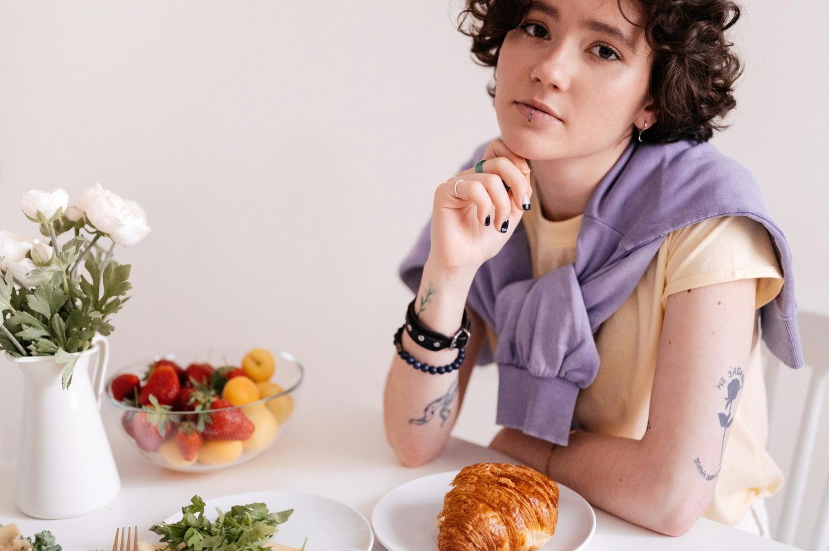 Adolescente devant son petit-déjeuner